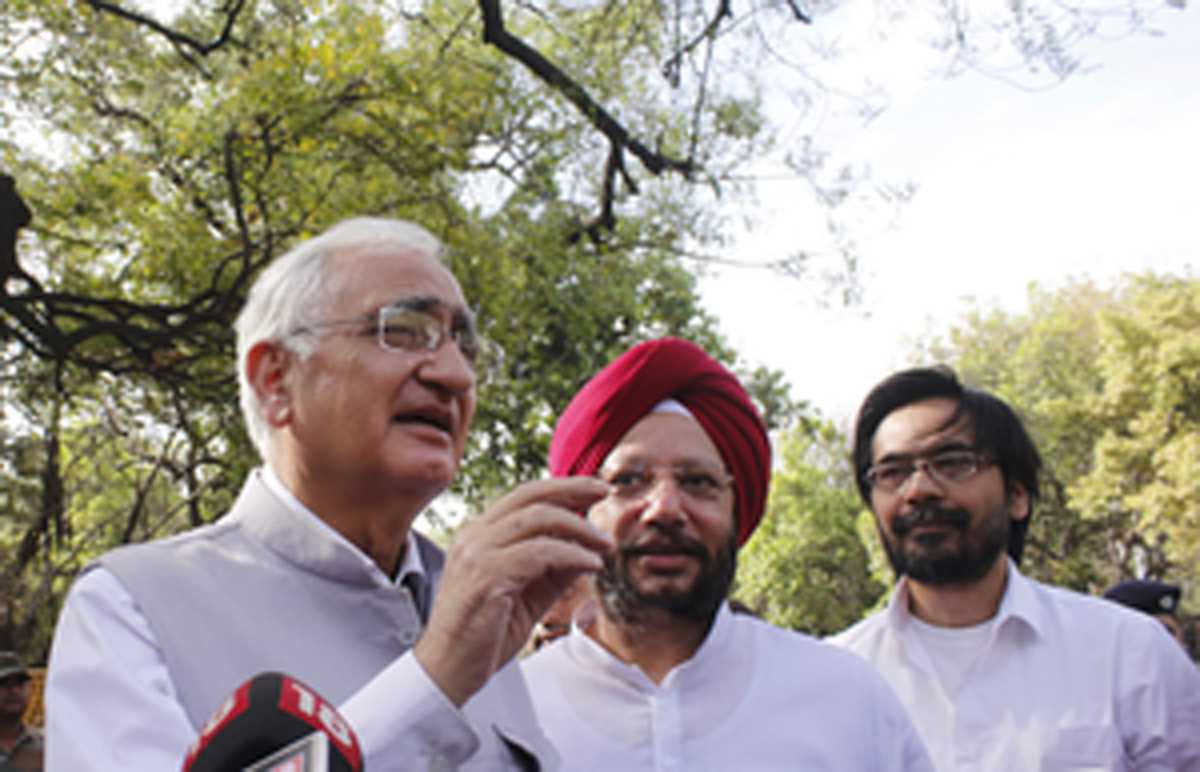 कांग्रेस ने चुनाव आयोग से पहले की योजनाओं के पोस्टर से तस्वीर हटाने की मांग की